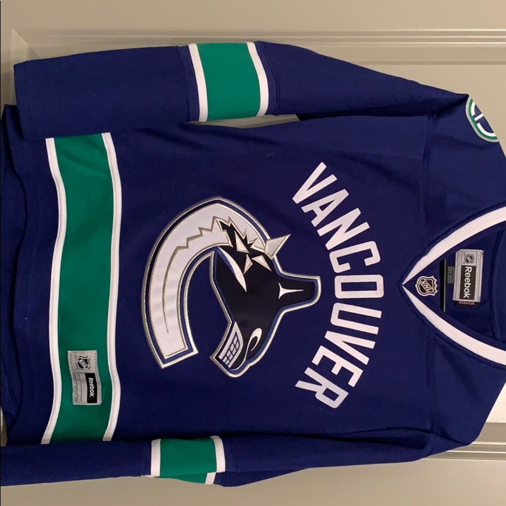 Canucks hockey jersey